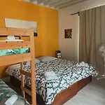 לינה וארוחת בוקר House *
