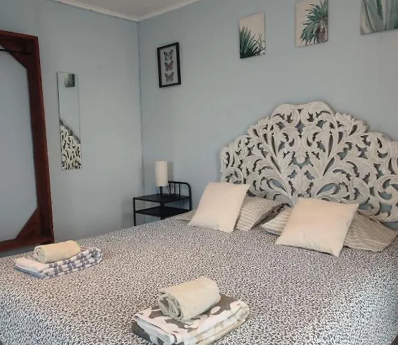 לינה וארוחת בוקר House *